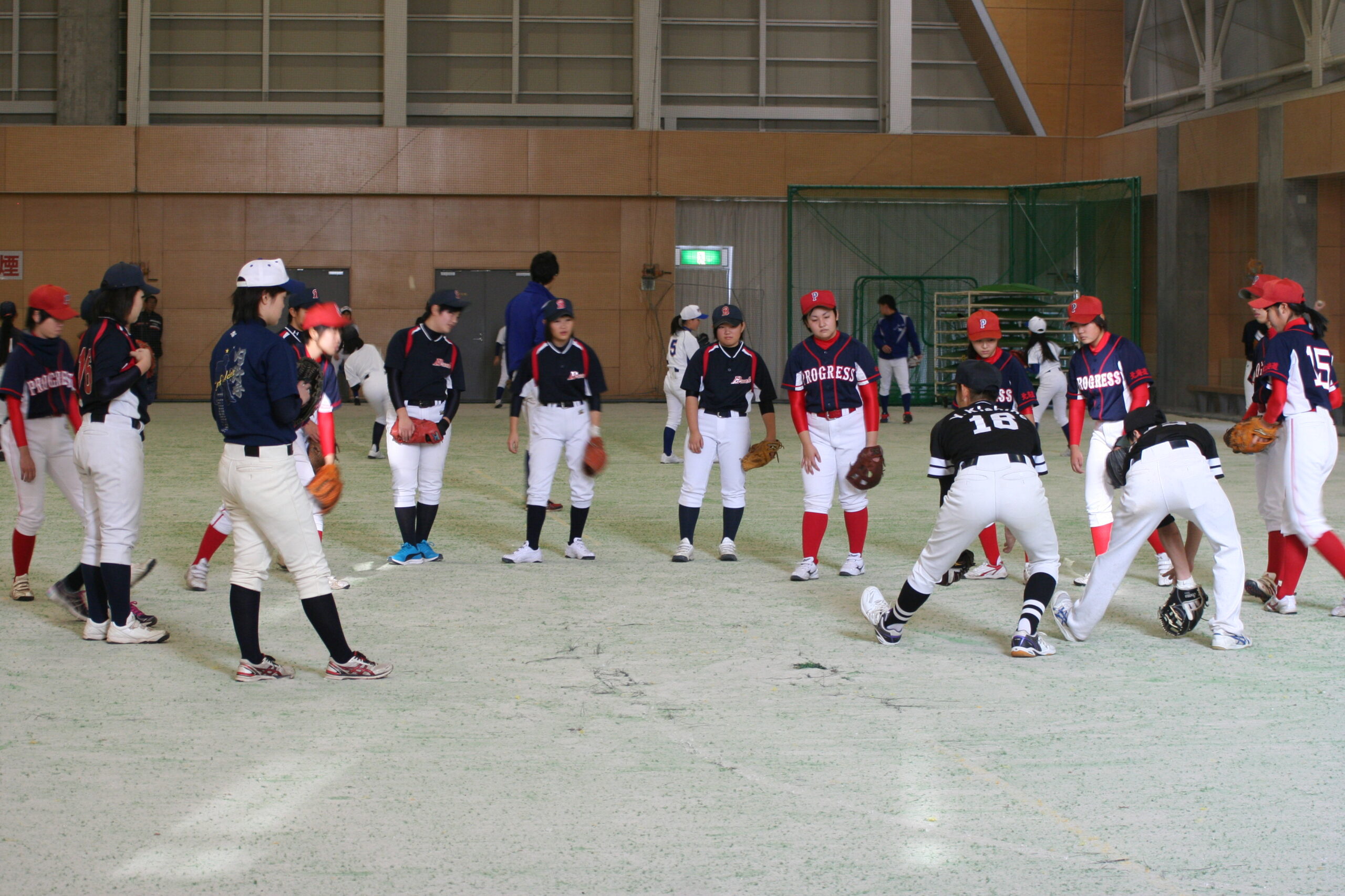 女子野球・捕球を教わる