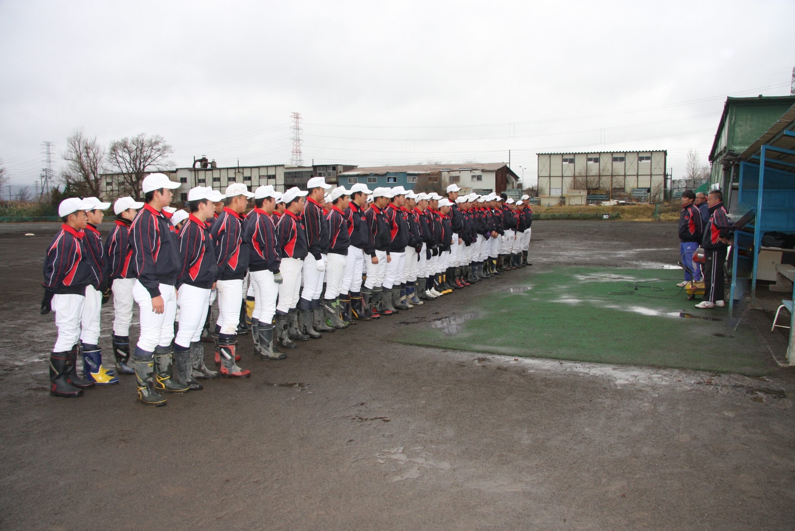 冬季練習に励む札幌新琴似ナイン=20日・マツダ球場