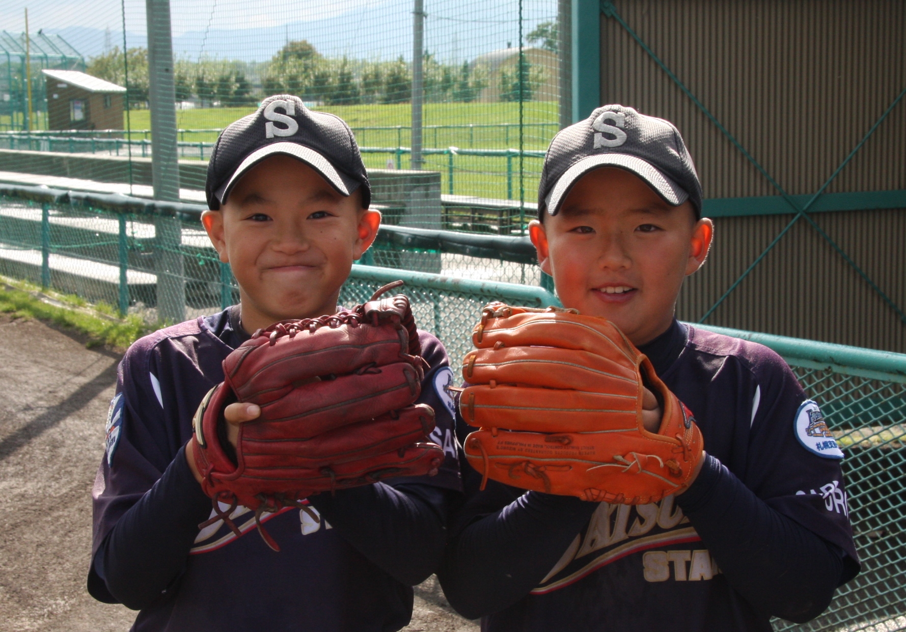 左から中堅手・守野、左翼手・大平