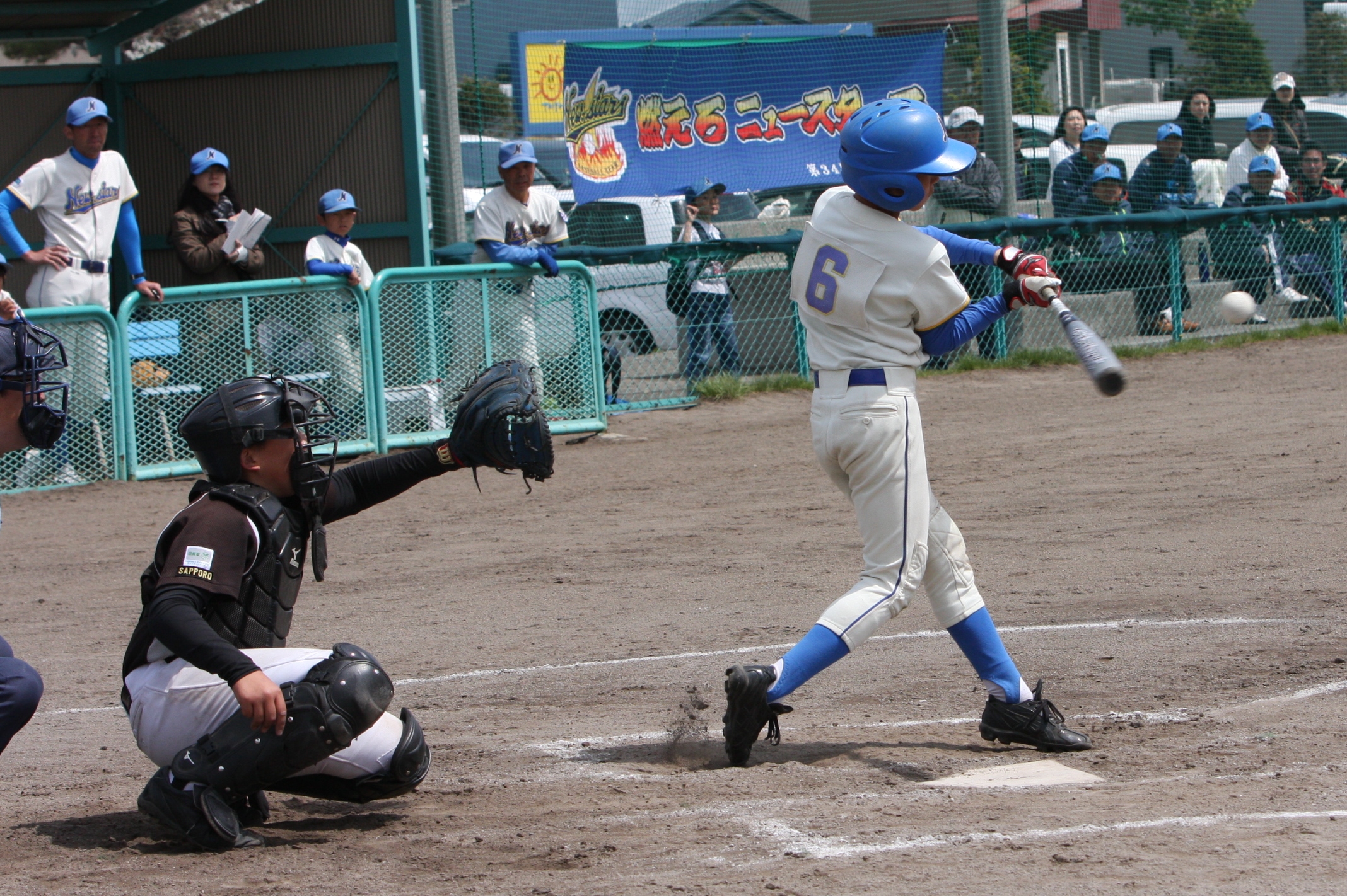 決勝打を放つ竹本選手(6年)
