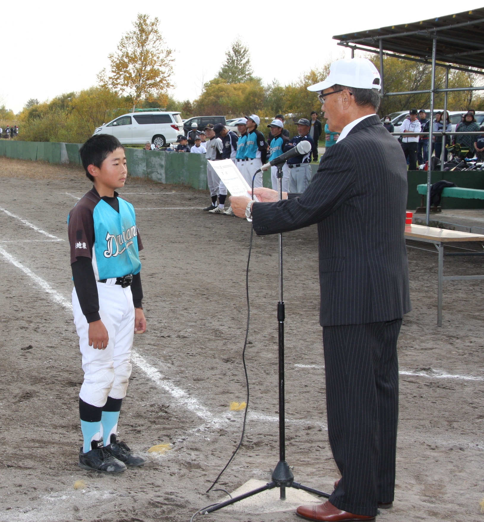 最優秀選手賞の中島選手(大谷地東)、写真右は山田会長(厚別区少野連)
