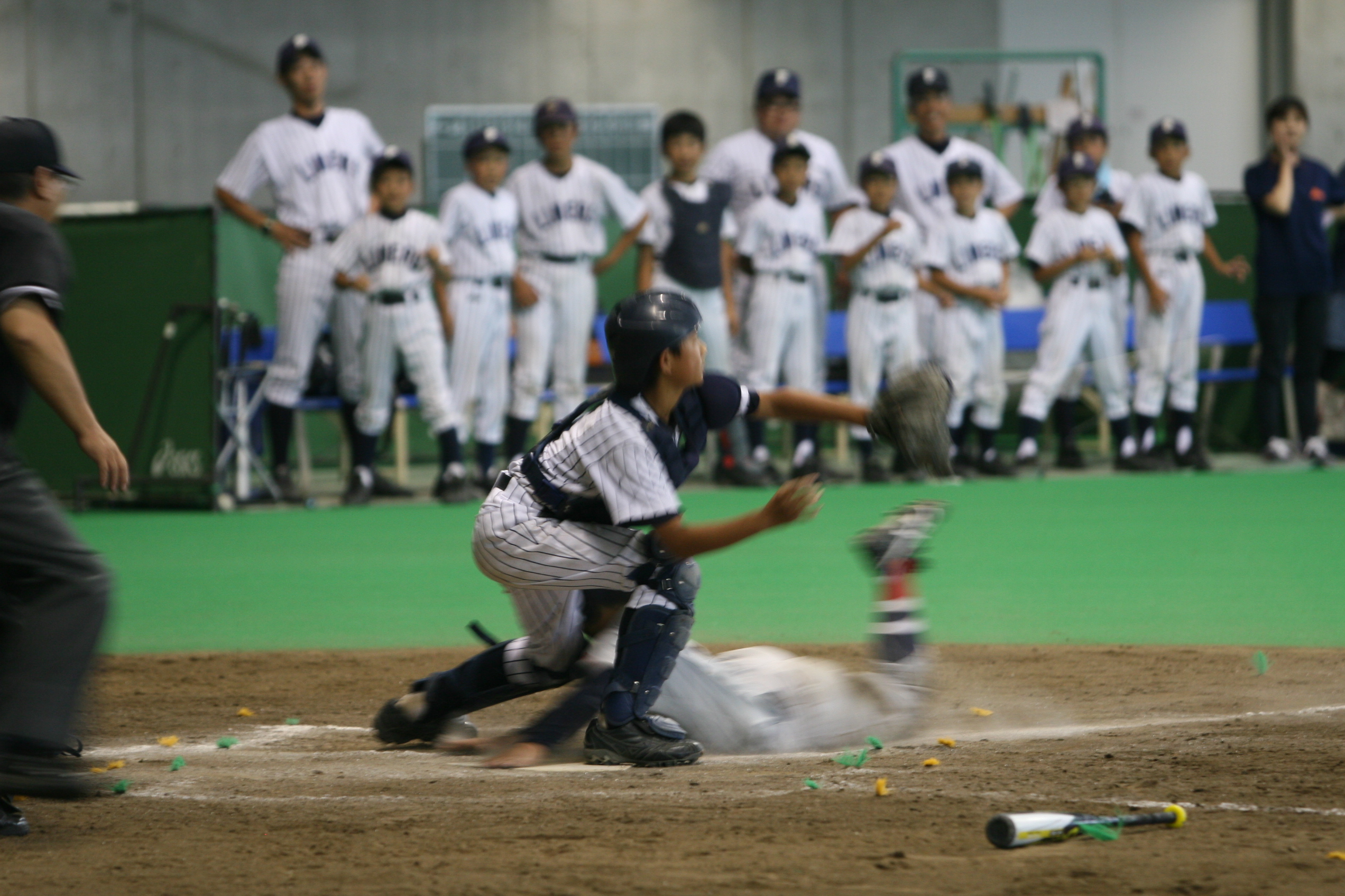 サヨナラのホームをふむ大野選手