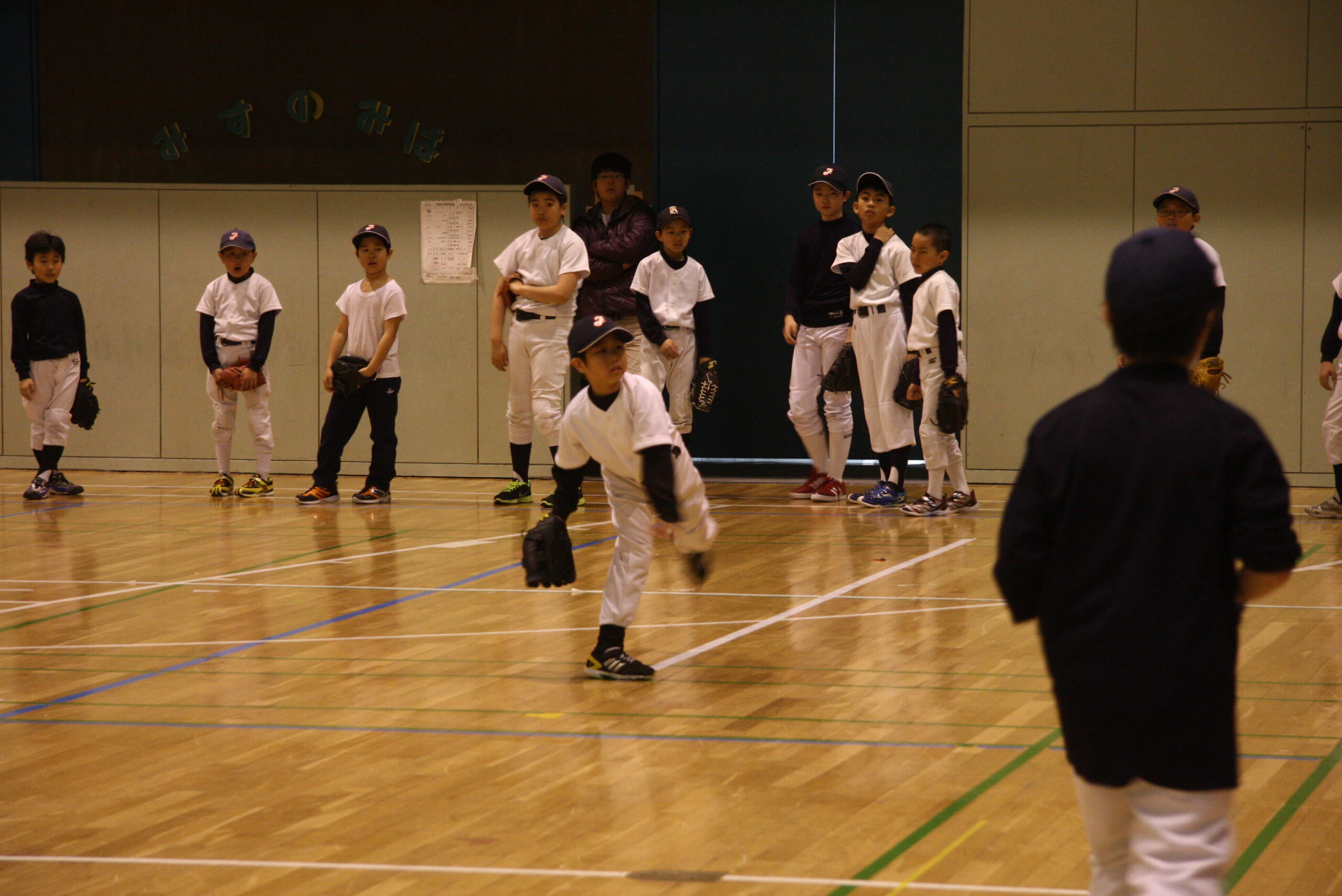 守備練習に汗を流す選手達