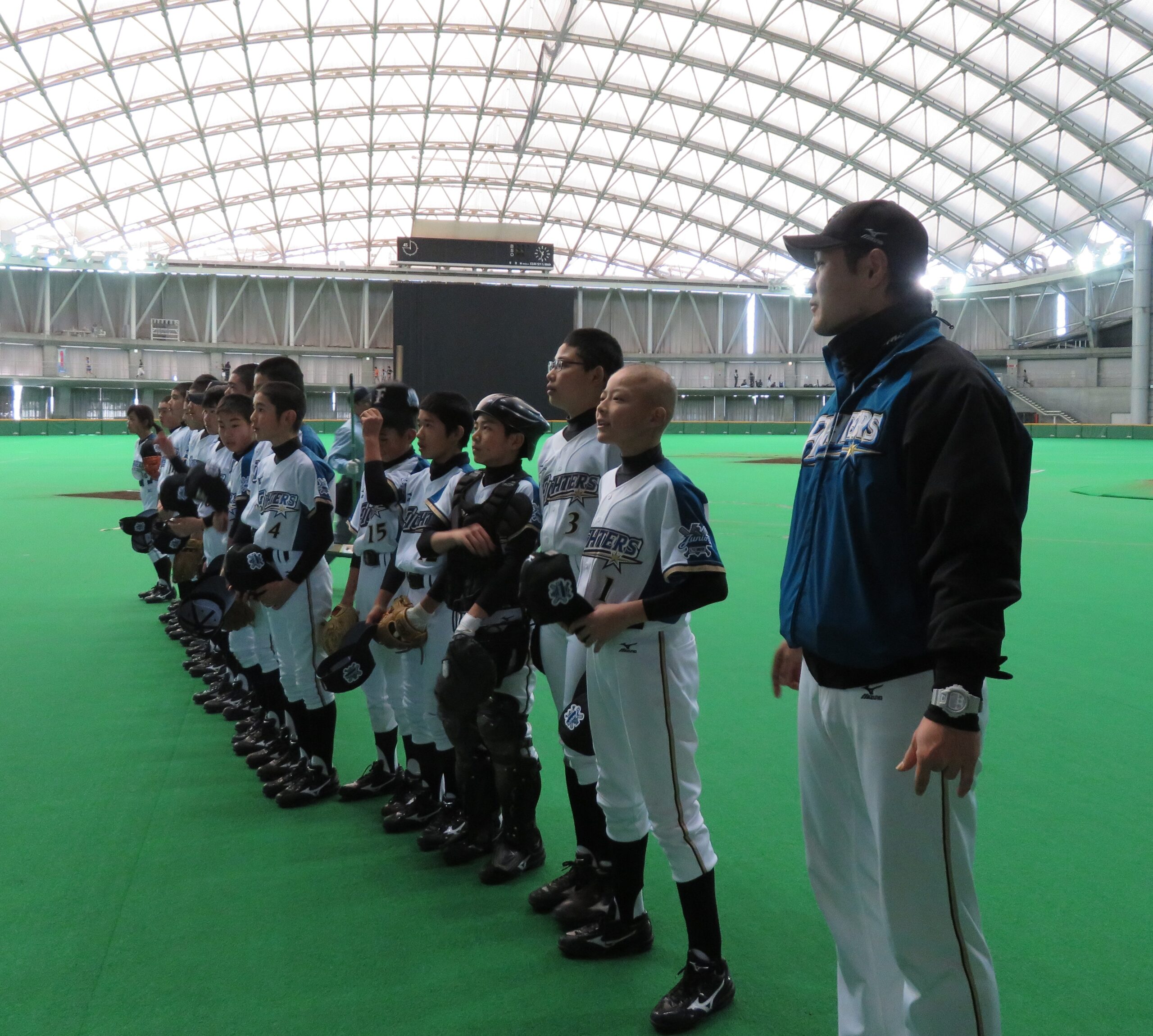 試合後、応援席へ挨拶する2015メンバー
