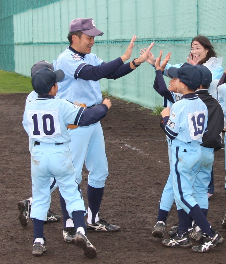 選手とハイタッチする加藤監督代行