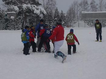 雪中サッカー