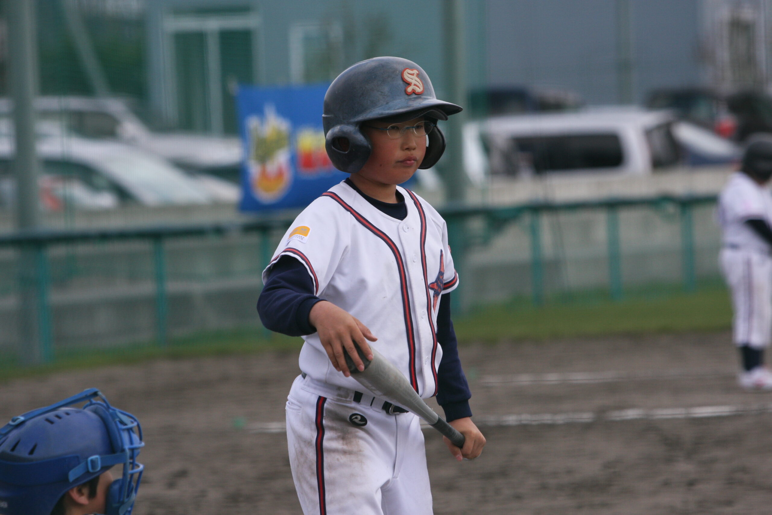 サインを確認するもみじ台サザンクロスの選手