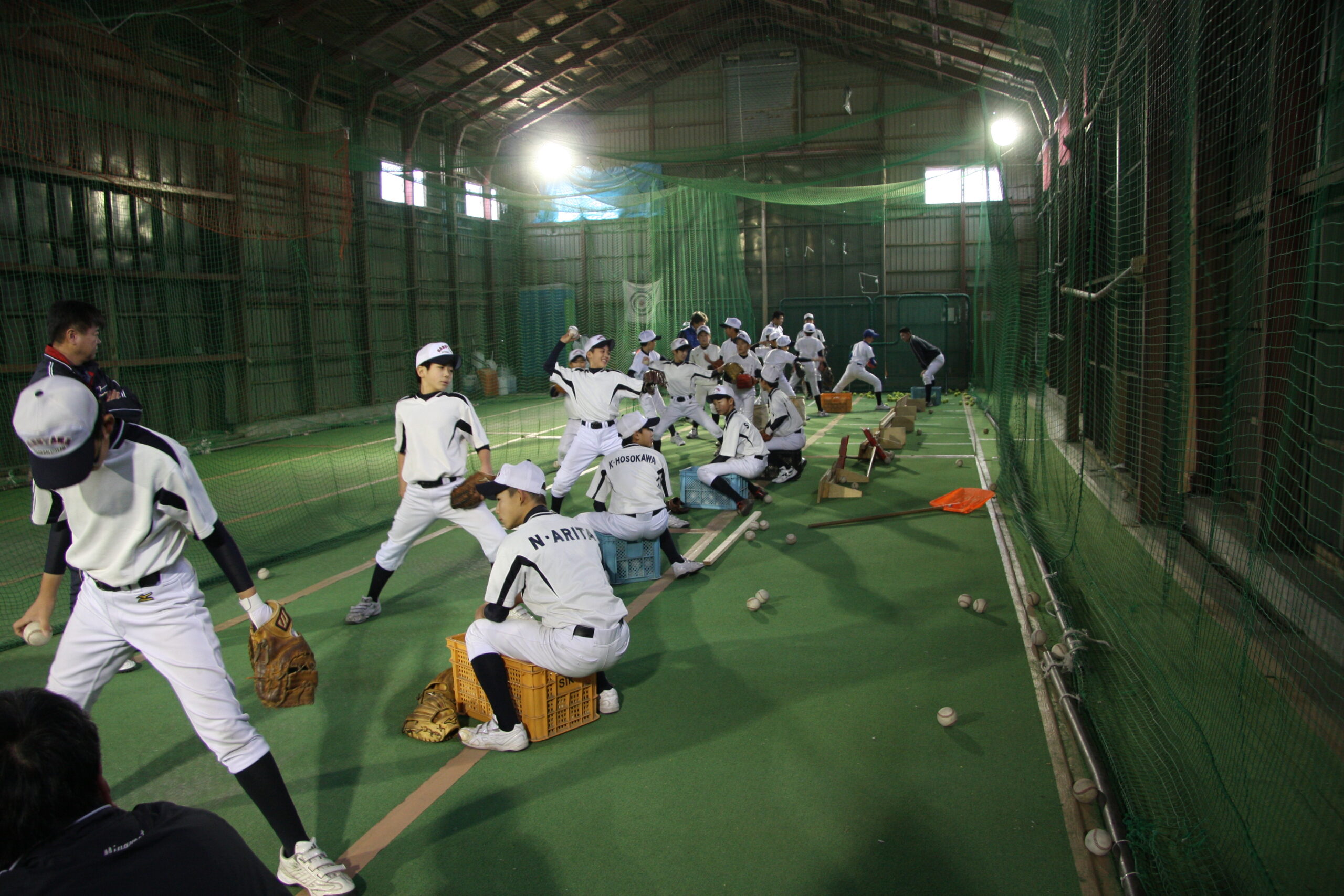 野手陣による投げ方の練習の様子
