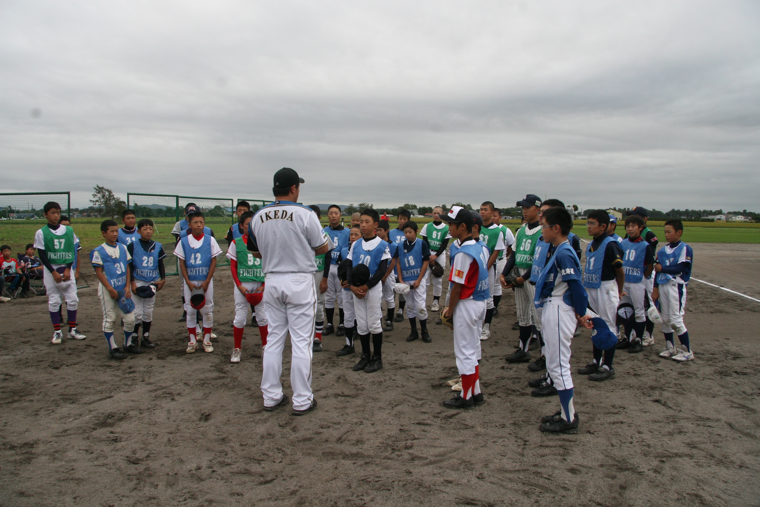 野手陣指導者の話を聞く