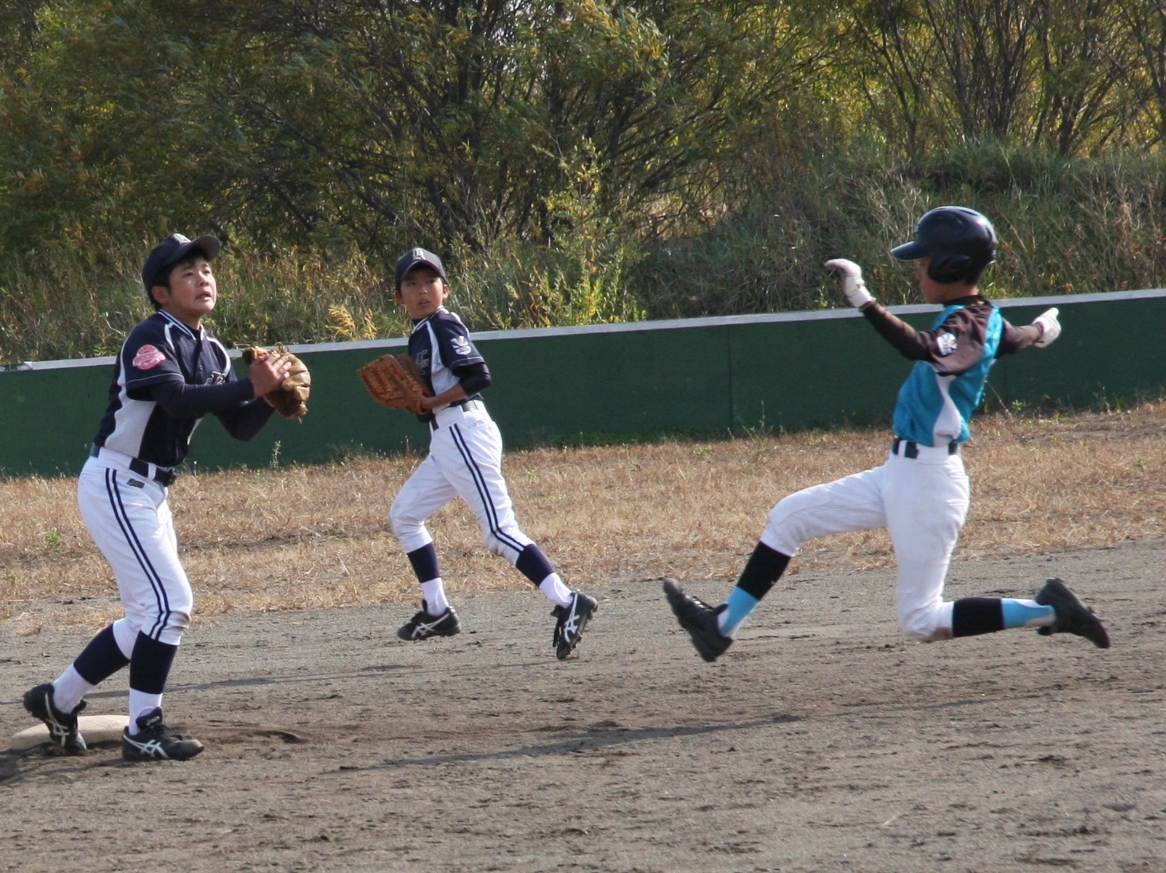二盗を狙う一走・宮川(大谷地東)写真右
