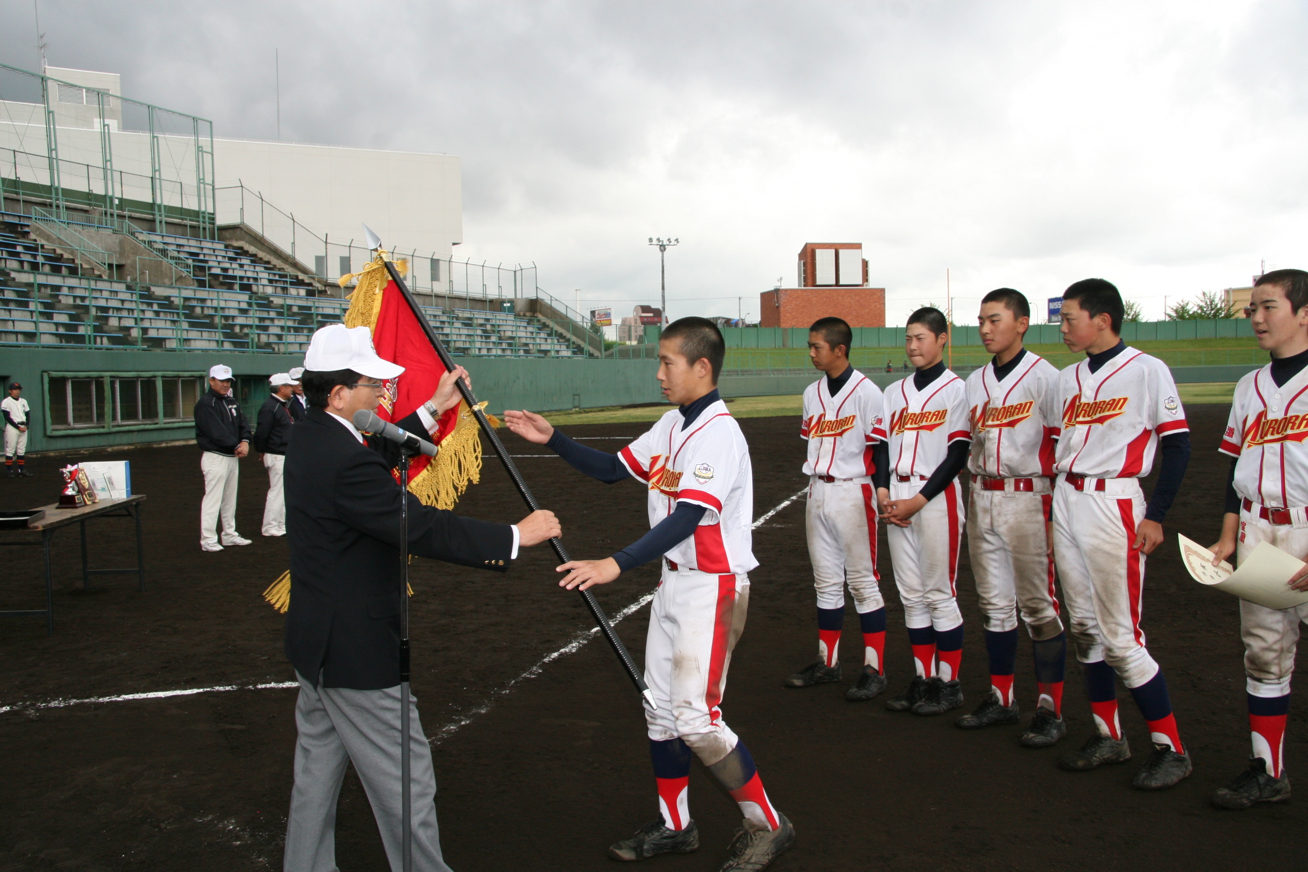 優勝旗の授与を受ける室蘭の選手たち