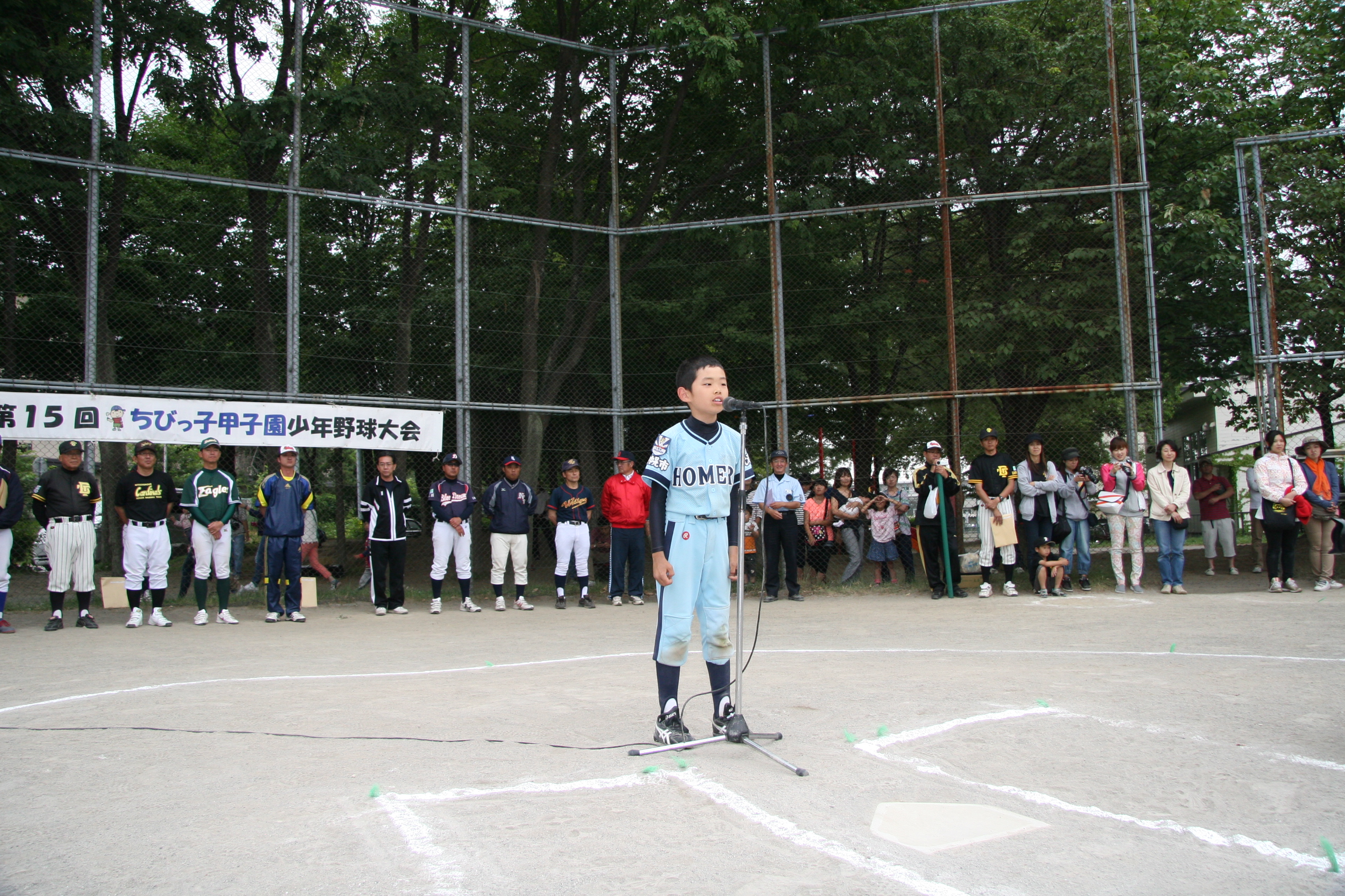 開会宣言の森田君(緑丘ホーマーズ4年)