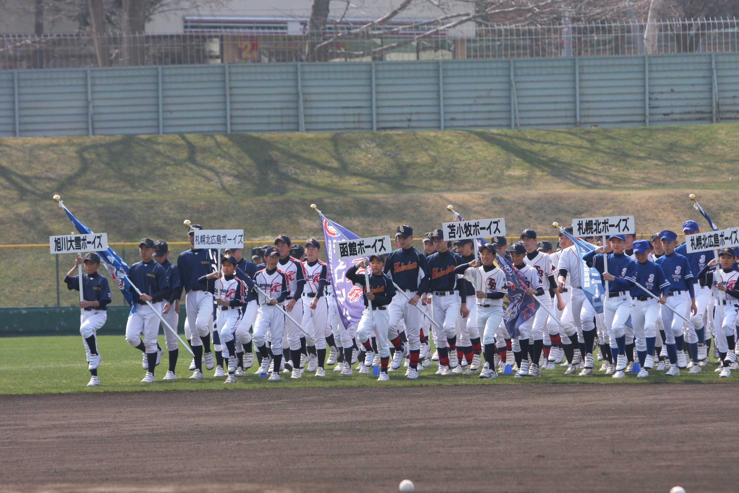 合同開会式(4月26日・札幌円山球場)の様子