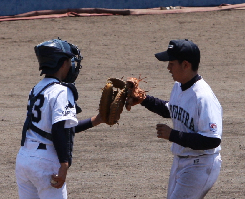 勝利の瞬間、グラブタッチする豊平バッテリー(左から信岡捕手、西正投手)