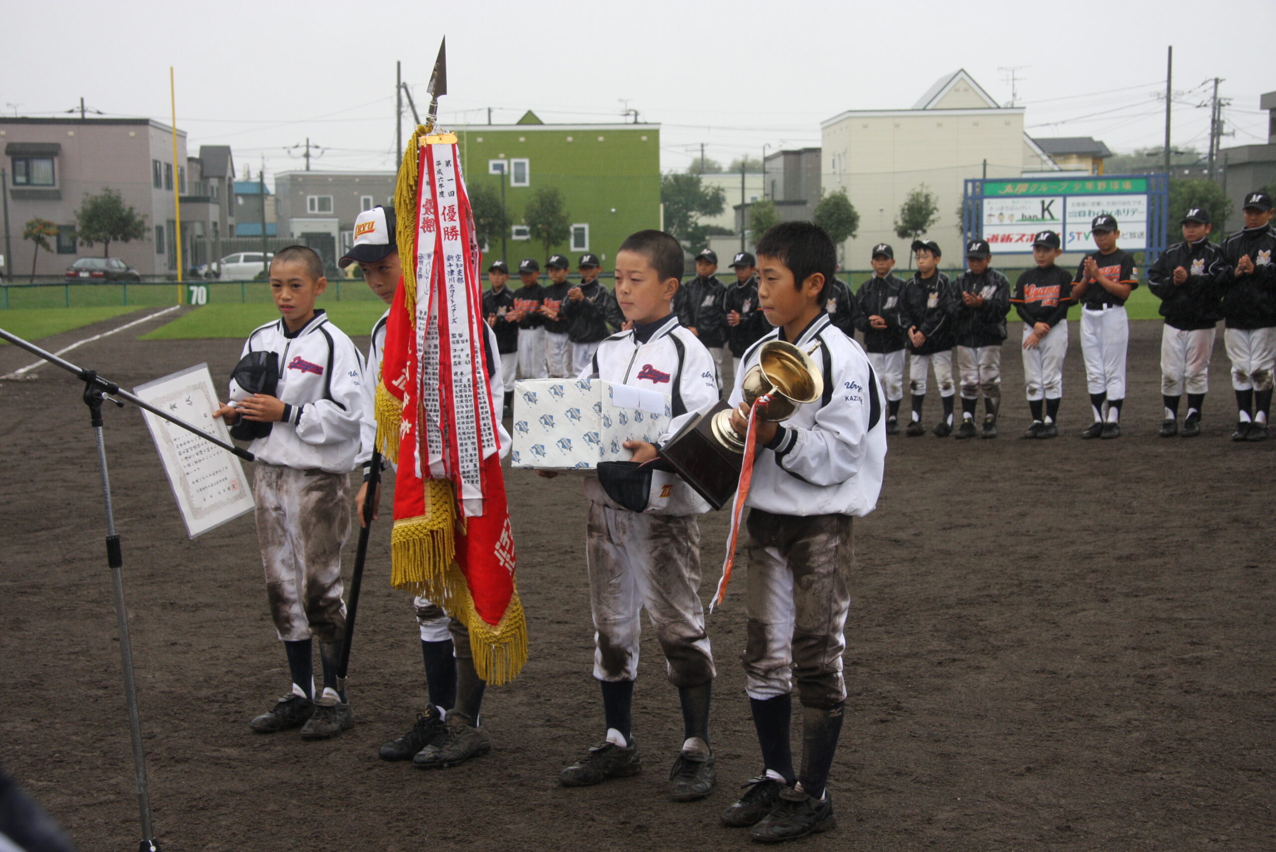 優勝旗や優勝カップを手にする雨竜ナイン