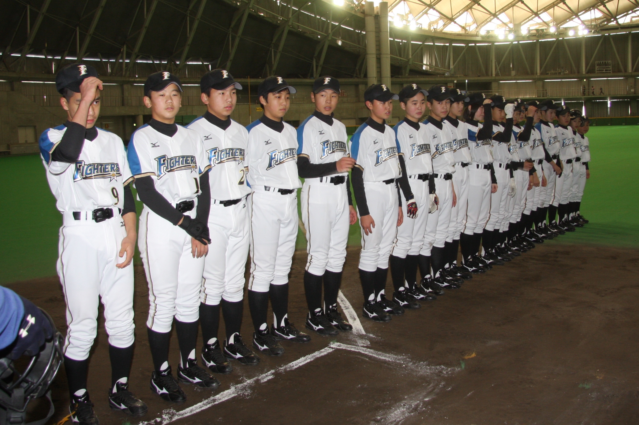 決勝トーナメント進出を決めた日ハムJr.(写真は新旧対決より)=平成28年12月・つどーむ