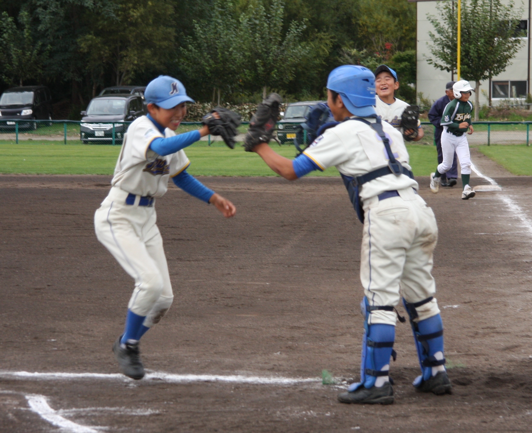 勝利の瞬間、ハイタッチする写真左桐田と井原