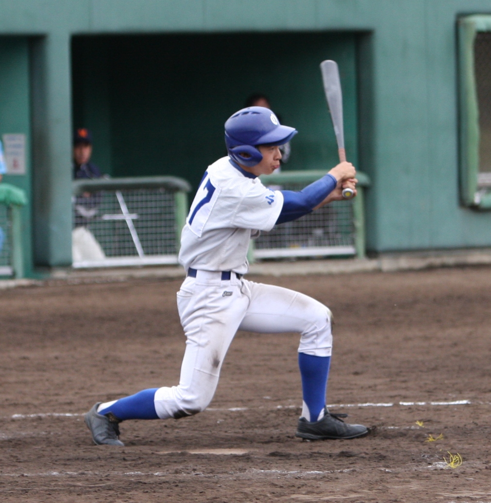 8回、決勝打を放った西村選手#17