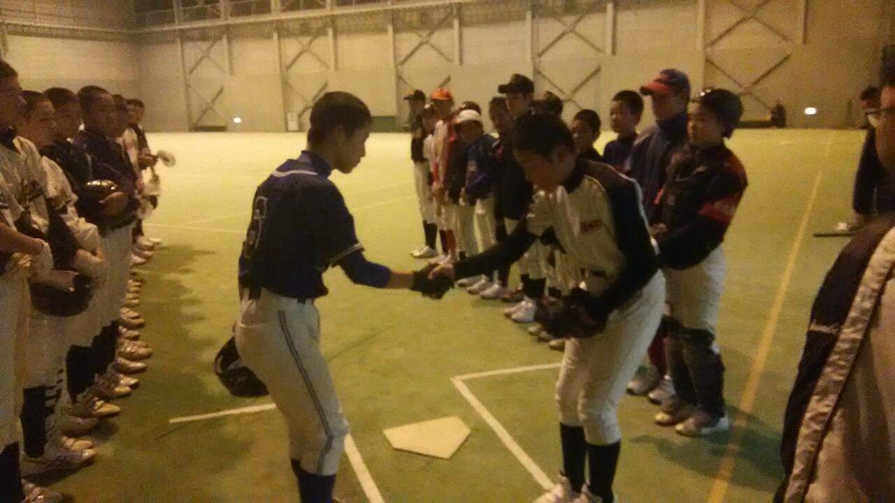 主将握手