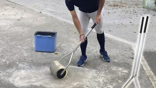 グラウンドの水抜きに革命が起きる！新商品「吸水トンボ」 