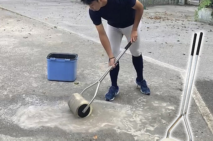 グラウンドの水抜きに革命が起きる！新商品「吸水トンボ」 