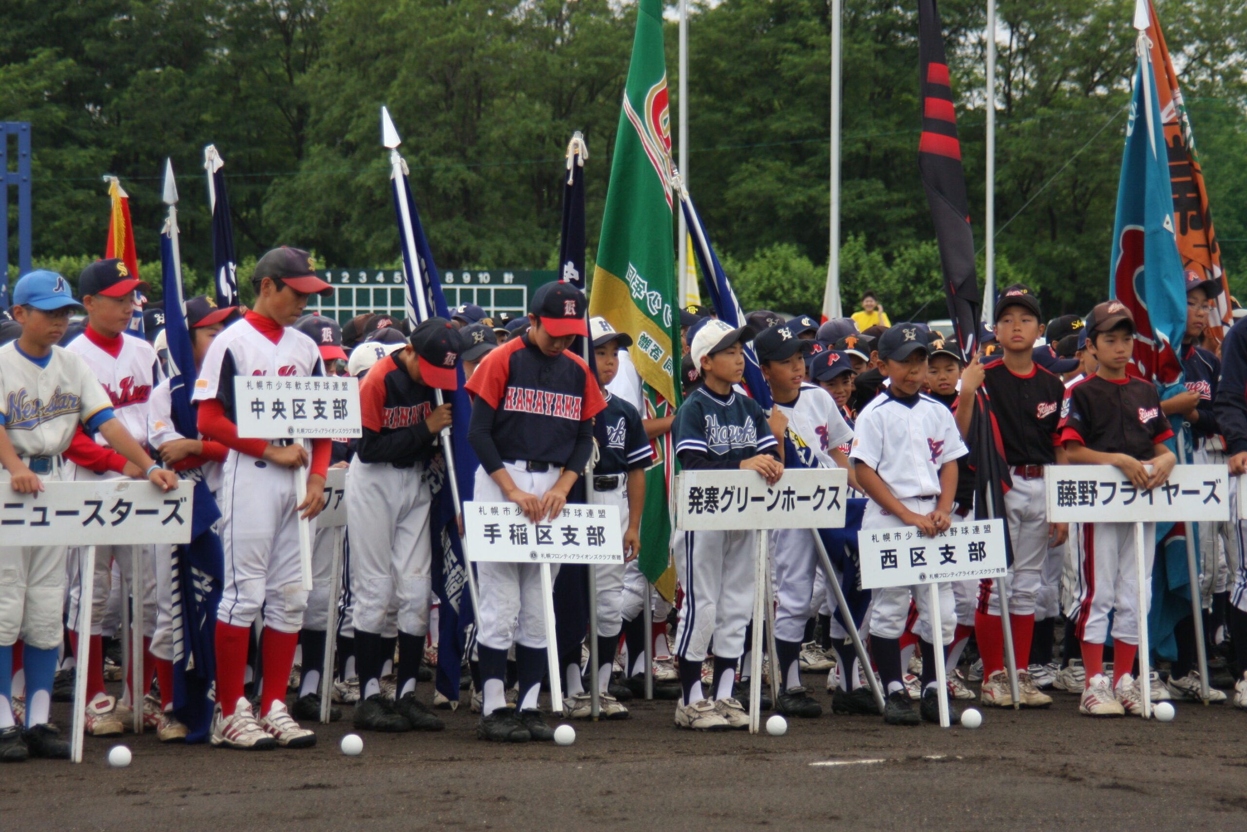 整列する選手-2