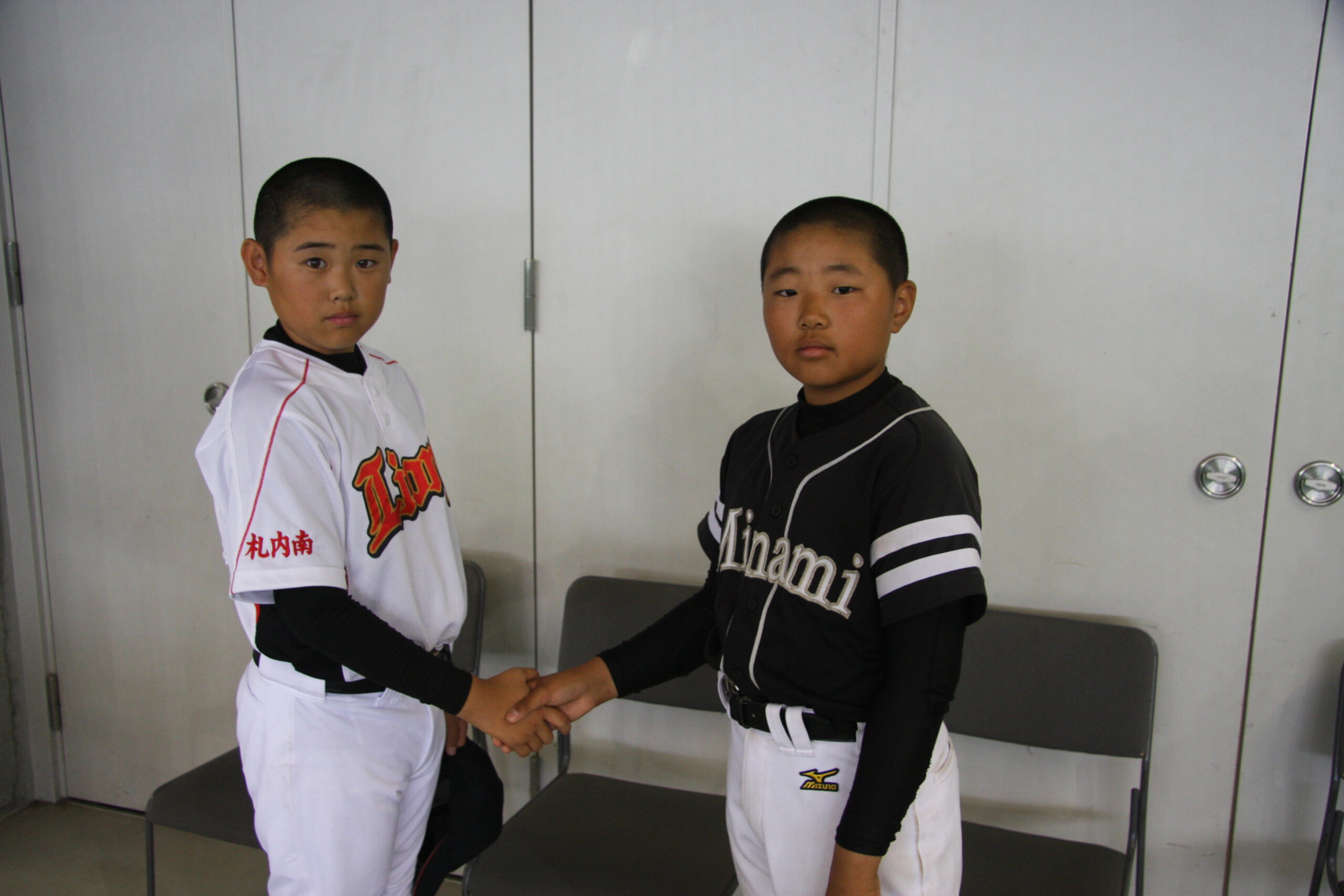 試合前の札内南と遠軽南(主将)