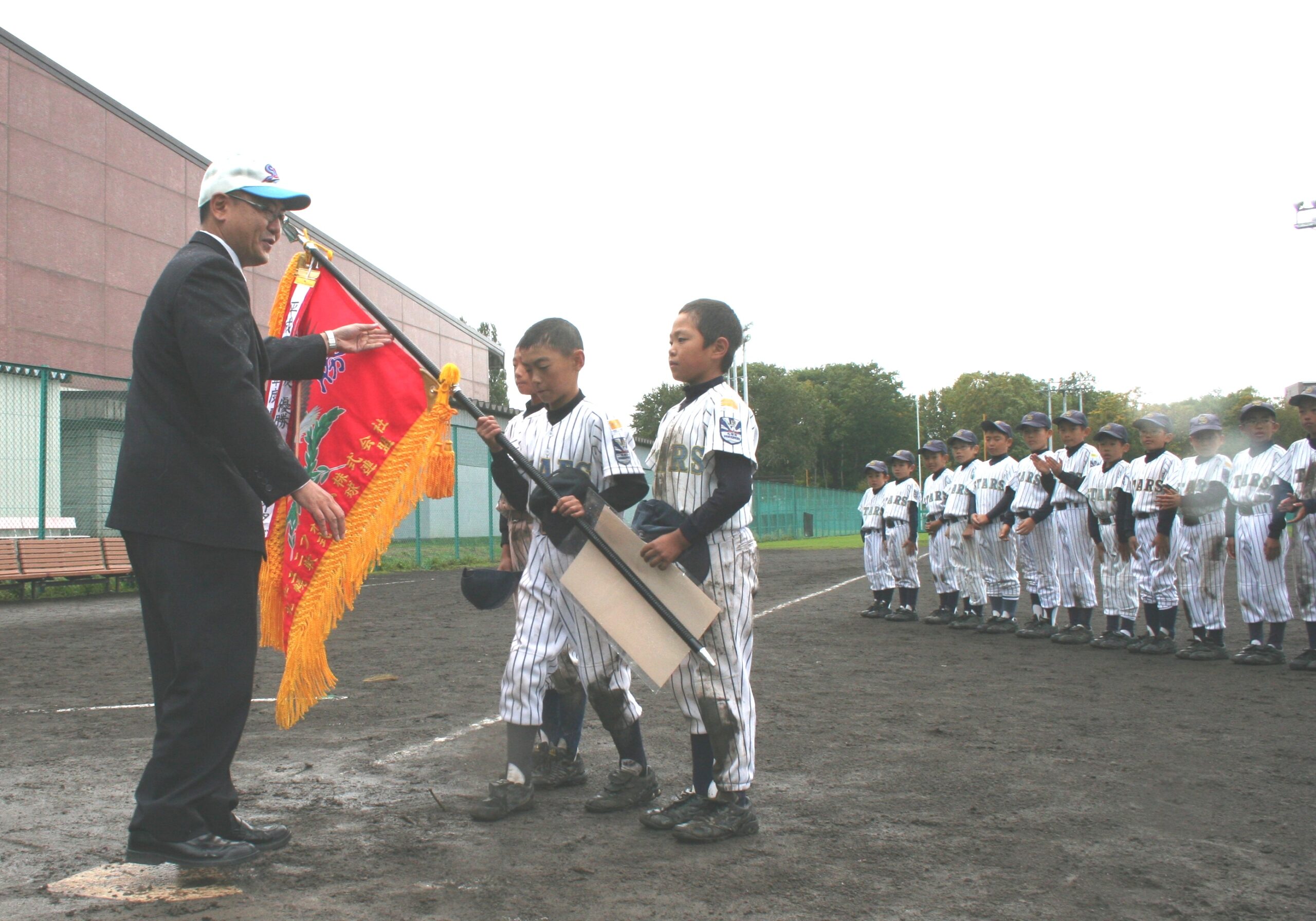 優勝旗を受け取る星置