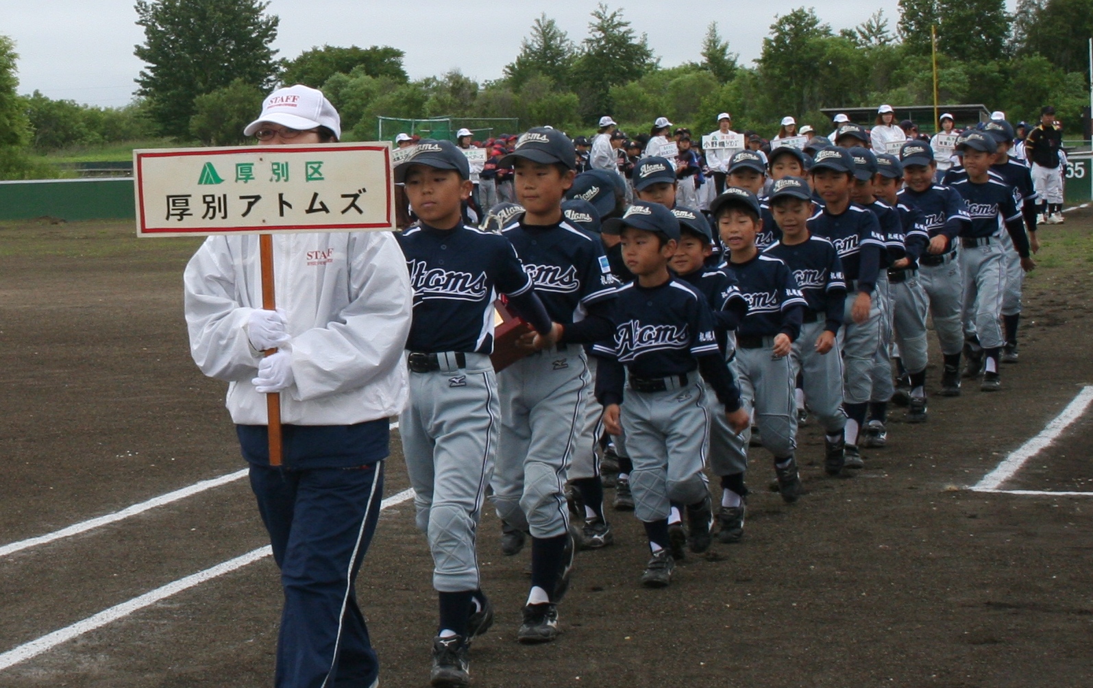 アトムズ先頭で行進