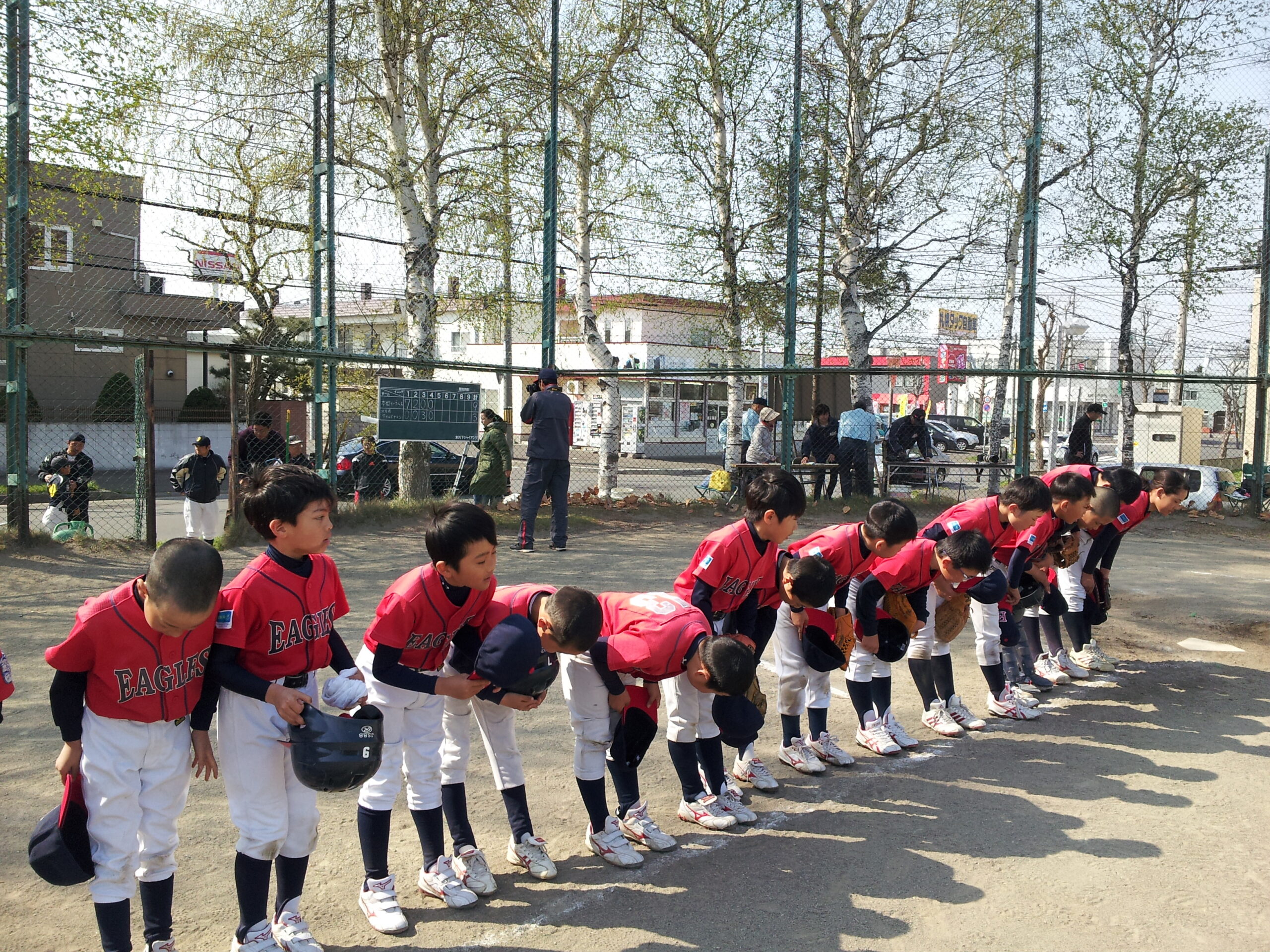 試合後、応援席に一礼する本郷ナイン