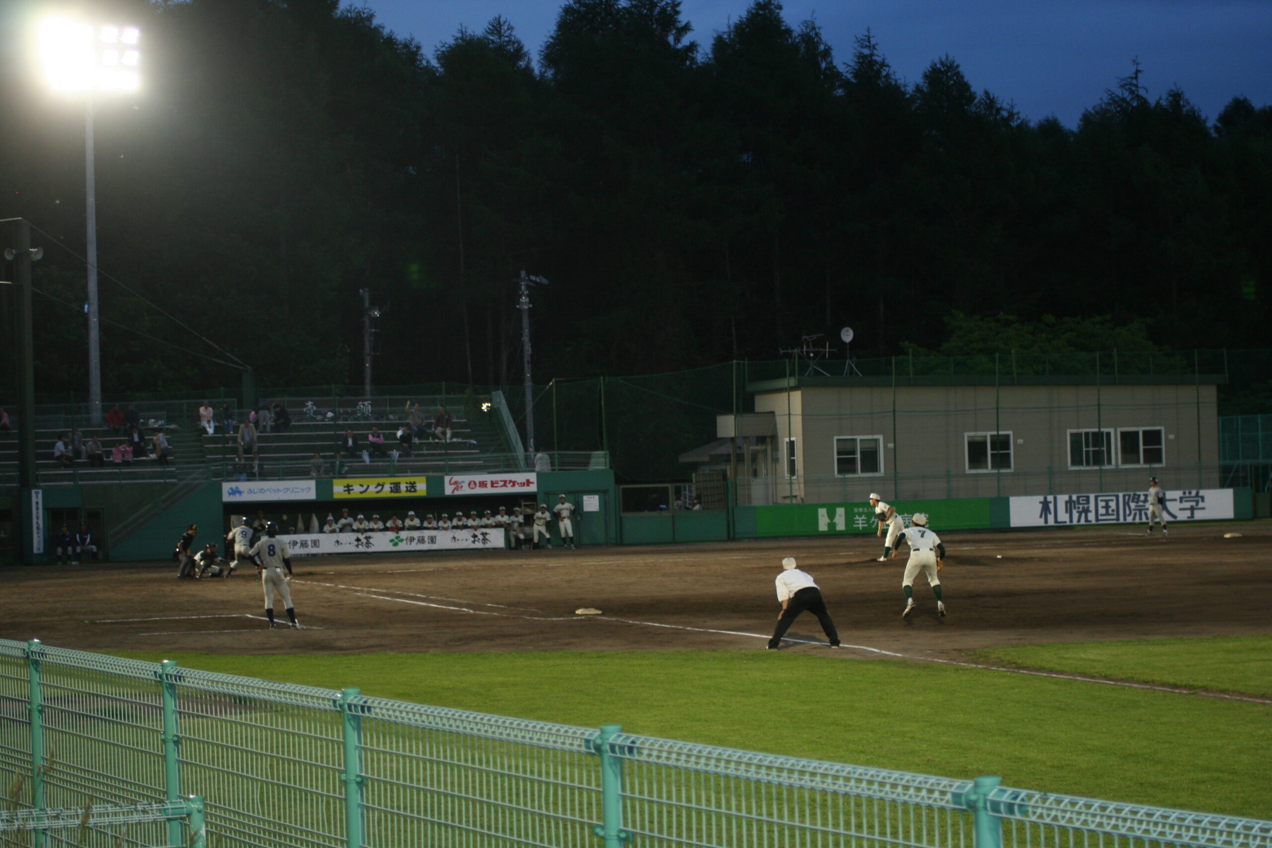 照明点灯式に道都大-北大の親善試合が行われた