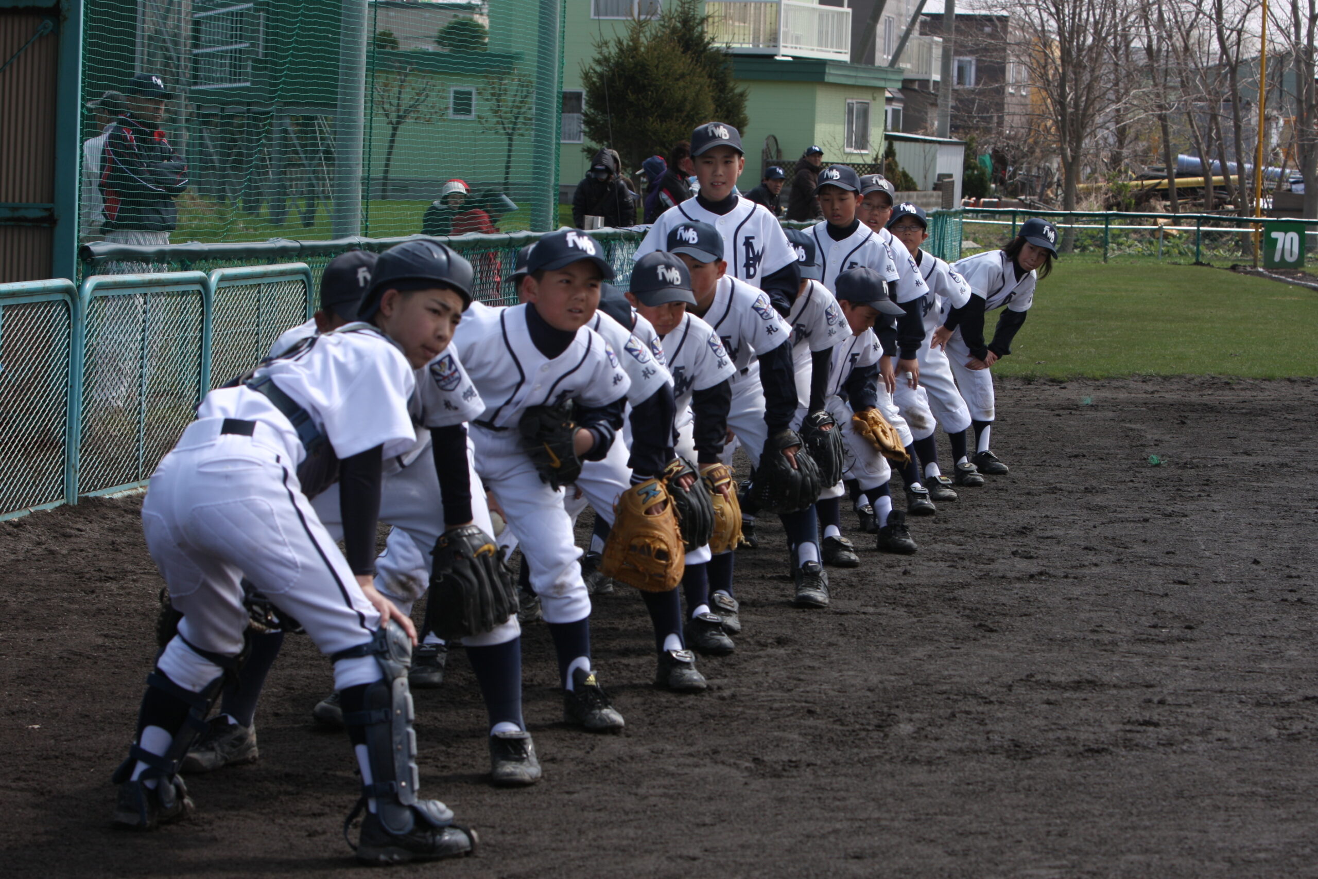 伏古わんぱく ベンチ前で整列を待つ伏古わんぱくボーイズの選手たち