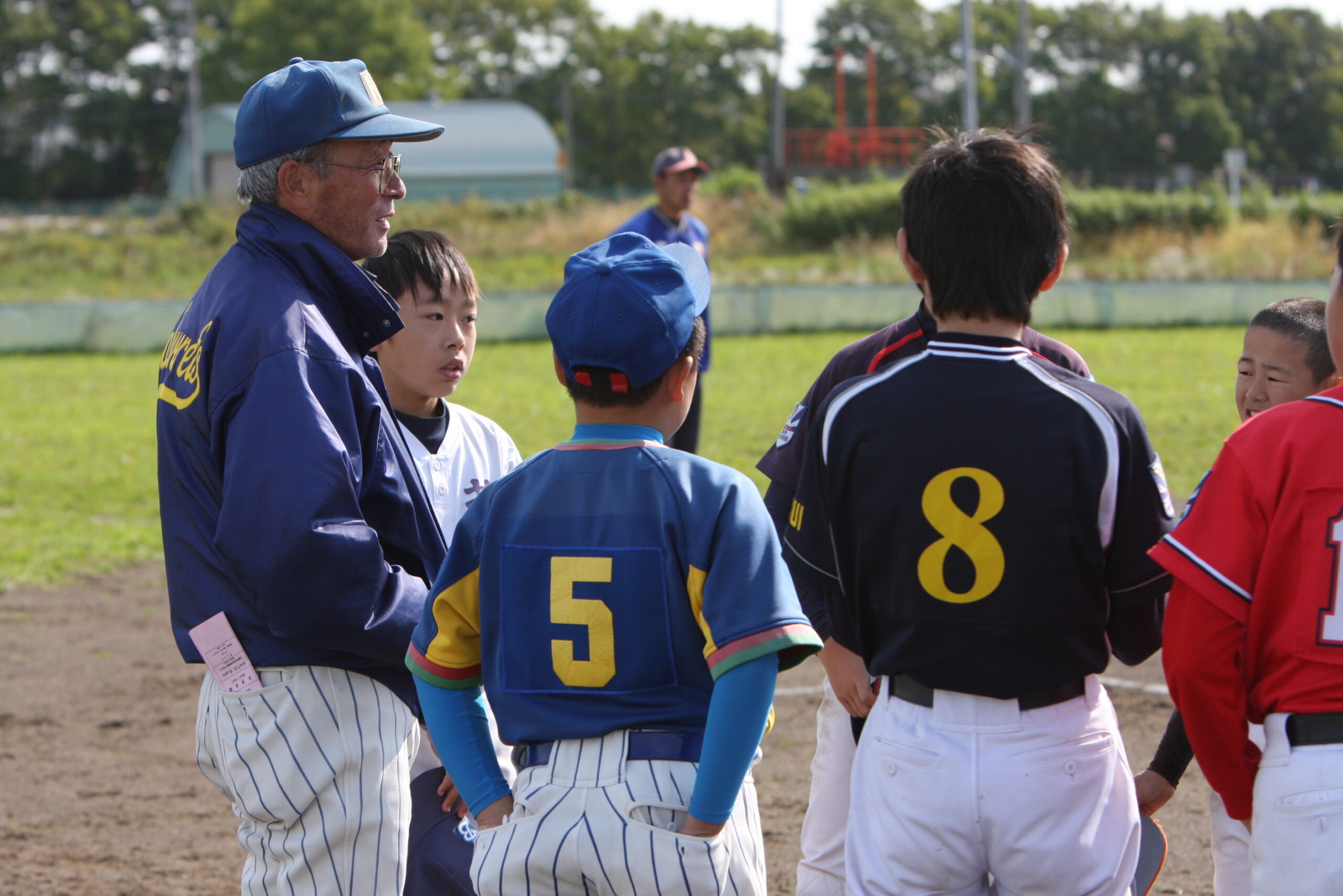 ベンチ前の選手たち