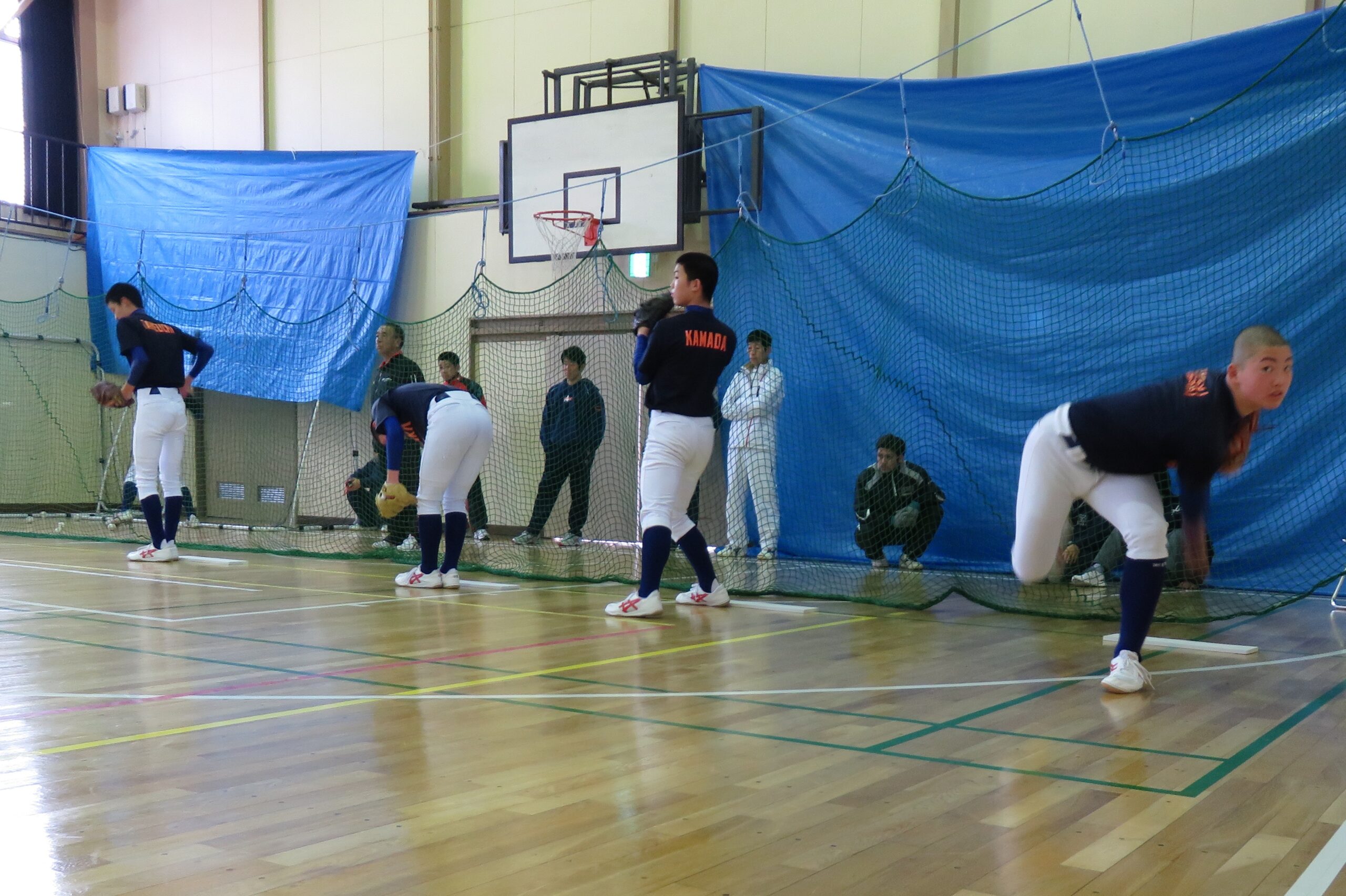 冬季練習に励む日高ベースボールスクールの生徒たち