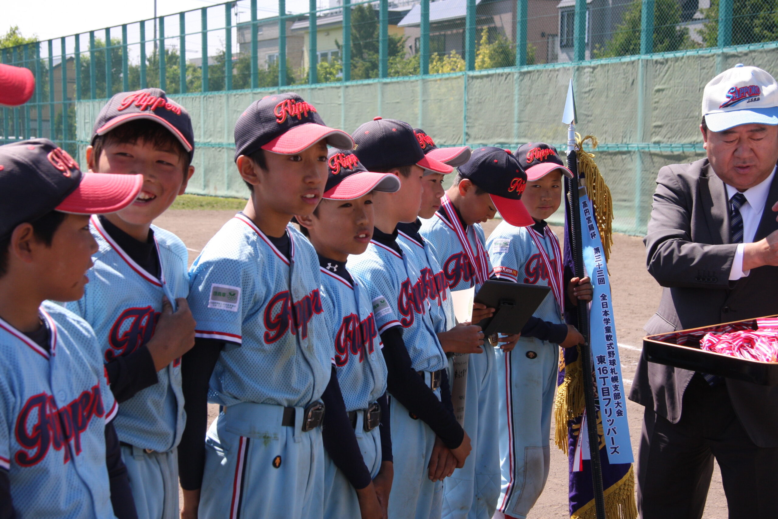 メダルの授与を受ける優勝した東16丁目フリッパーズ