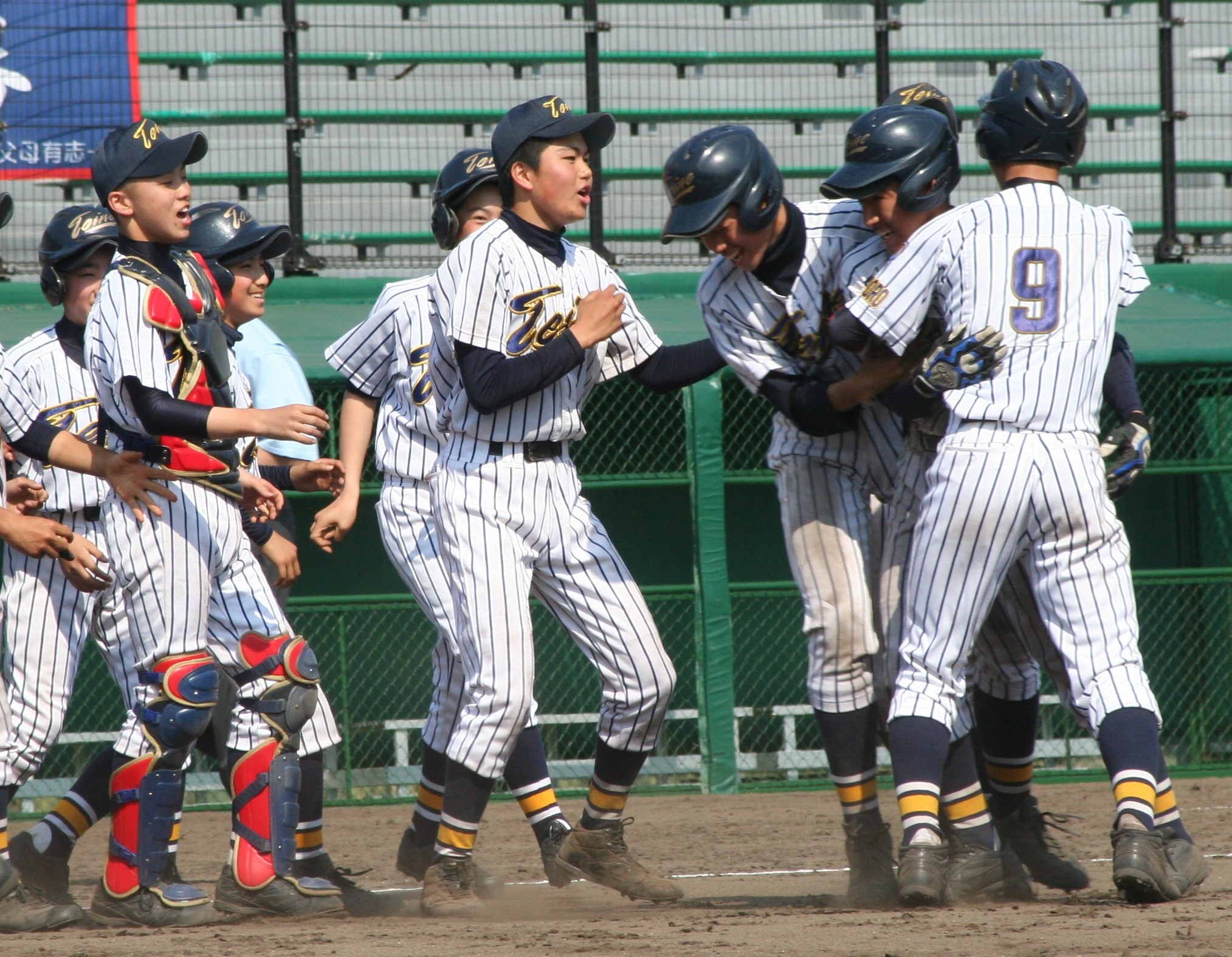 金田を迎え喜びあう手稲
