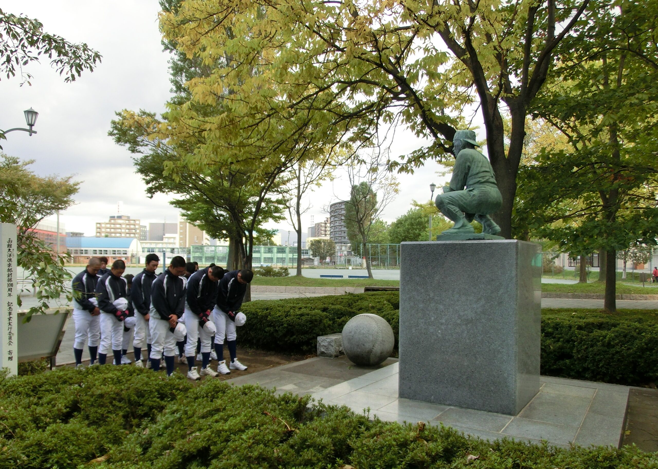 久慈次郎像に挨拶