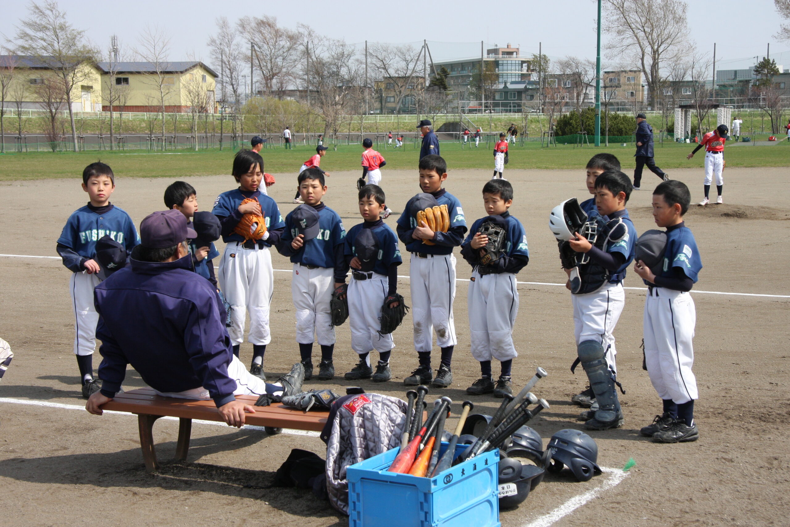 監督の話に耳を傾ける伏古ファイターズの選手たち