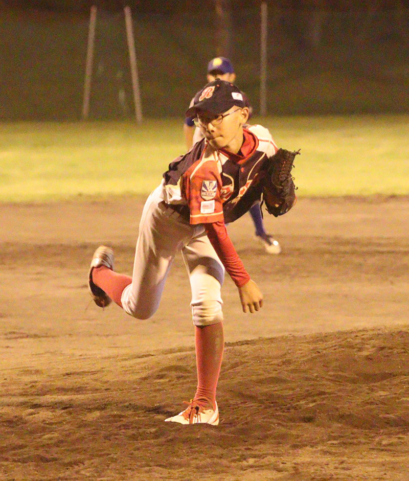 マウンドにも上がった佐々木主将（札幌選抜）