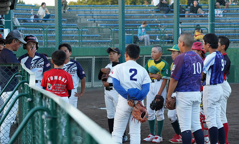 一塁側ベンチ、髙橋監督の話に耳を傾ける選手達