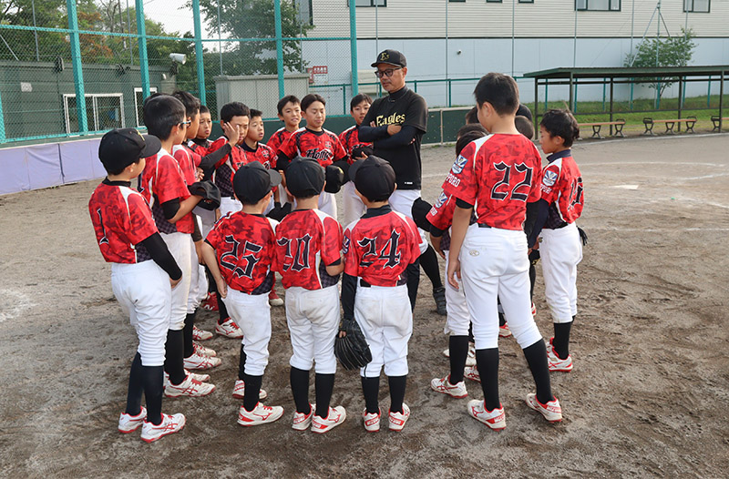 井上監督の話に耳を傾ける選手達（本郷イーグルス）