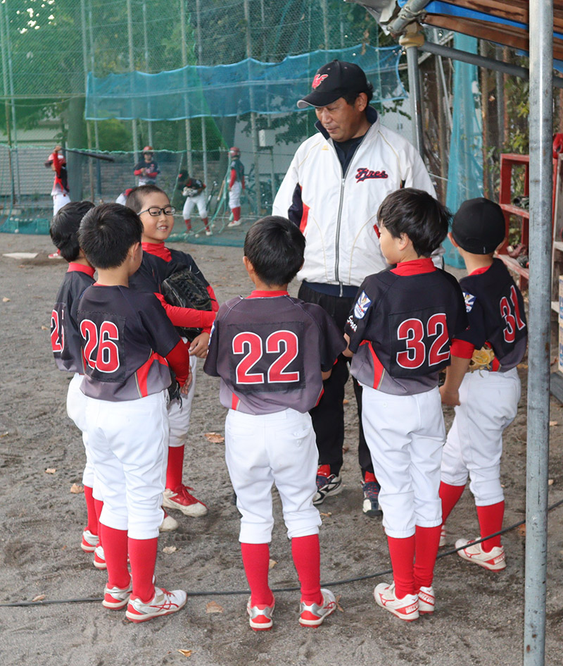 低学年の選手達と言葉を交わす木下監督（北発寒ファイヤーズ）