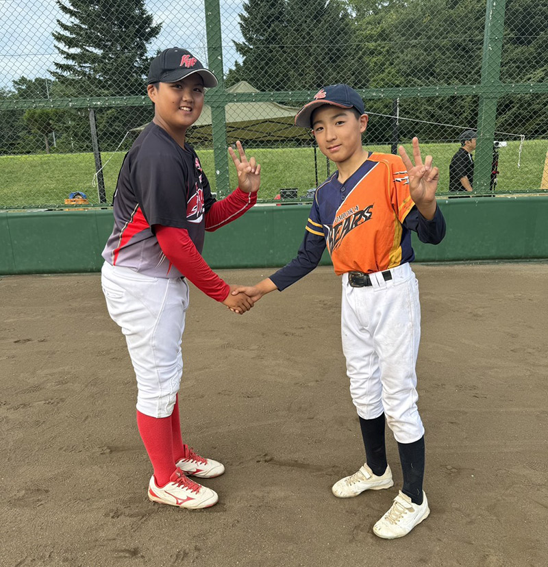 即席キャプテンを務めた左から鈴木君、青山君
