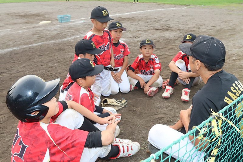 指導者の話に真剣な表情で耳を傾ける低学年の選手たち