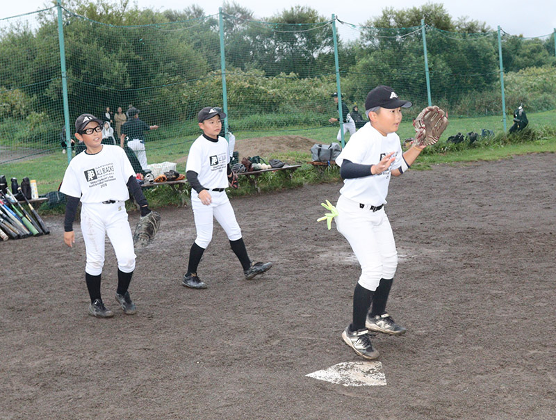 球回しする選手達(札幌オールブラックス)