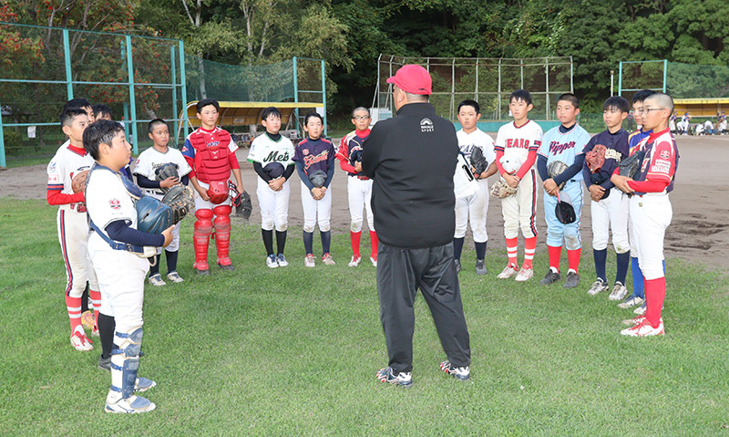 真剣な表情で渡辺監督の話に耳を傾ける選手たち