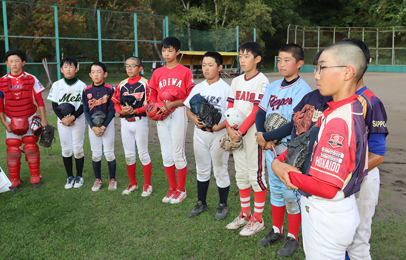 真剣な表情で渡辺監督の話に耳を傾ける選手たち