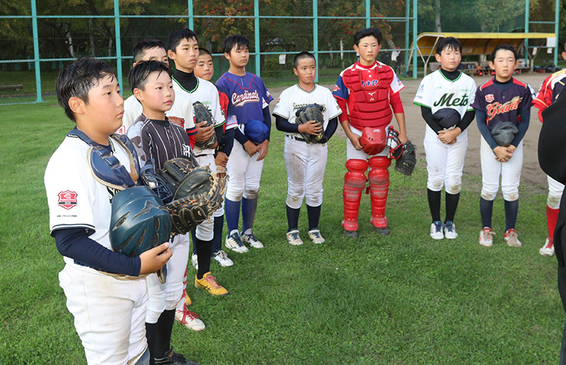 真剣な表情で渡辺監督の話に耳を傾ける選手たち