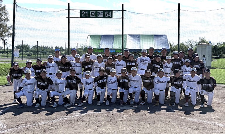 第2試合終了後、いずみスワローズと東川大雪少年野球クラブ