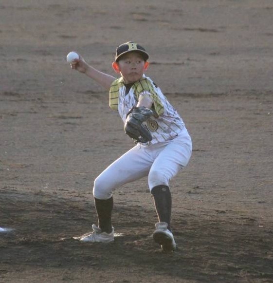投手、捕手とチームをけん引した白石主将（日高選抜）
